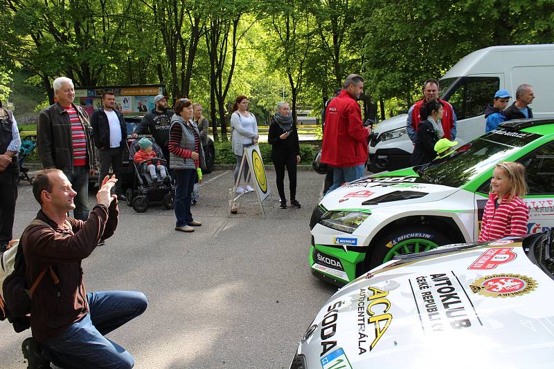 Sedmačtyřicátý ročník Rallye Český Krumlov byl v pátek odpoledne zahájen v Jelence.