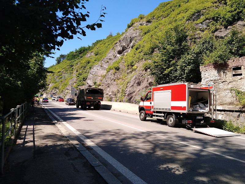 Řetězová nehoda na hlavním tahu Českým Krumlovem, v ulici Pod Kamenem, zkomplikovala provoz. Osobní auta město musela projíždět kolem Vyšehradu.