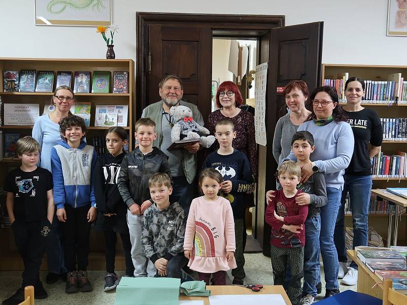 Děti se v Městské knihovně Český Krumlov setkaly se medvědářem