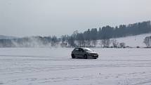 O víkendu v Horní Plané jezdilo přes zamrzlé Lipno jednou auto za druhým.