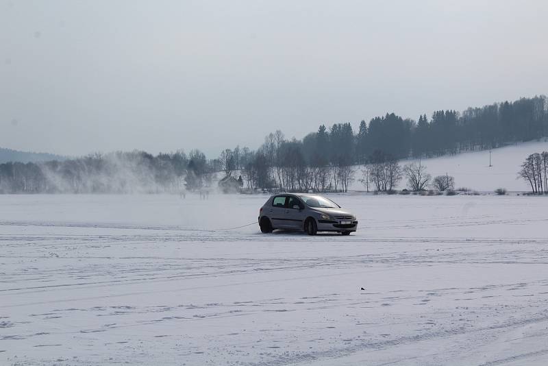 O víkendu v Horní Plané jezdilo přes zamrzlé Lipno jednou auto za druhým.