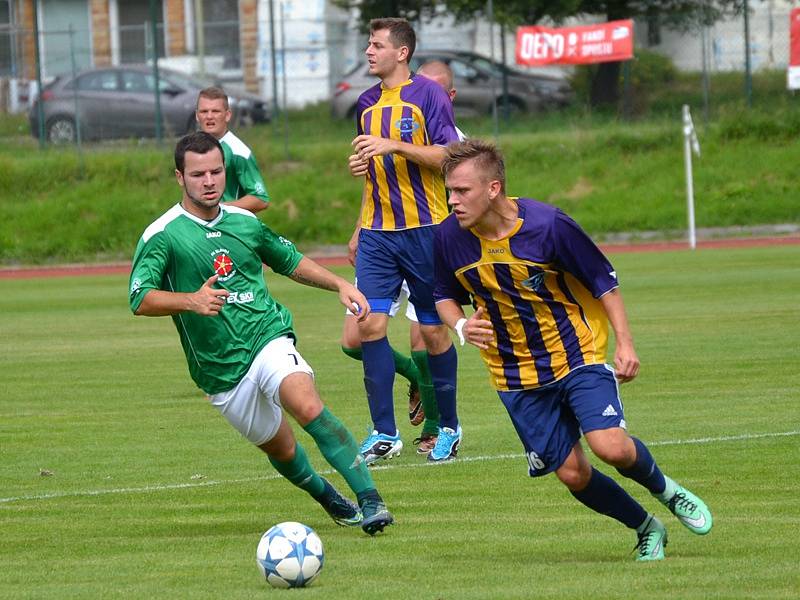 Česká divize (skupina A) - 1. kolo: FK Slavoj Český Krumlov (zelené dresy) - SK Senco Doubravka 0:1 (0:0).