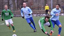 Slavoj Český Krumlov (v zelených dresech) v zimní lize na Hluboké přehrál Protivín 2:0.