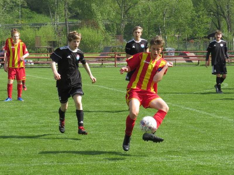 KP starší žáci – 22. kolo: FK Spartak Kaplice (černé dresy) – FK Junior Strakonice 1:1 (1:1) na penalty 3:2.