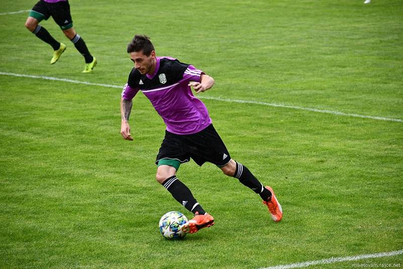 Fotbalisté Českého Krumlova (v zeleném) nečekaně doma podlehli Jankovu 0:2.