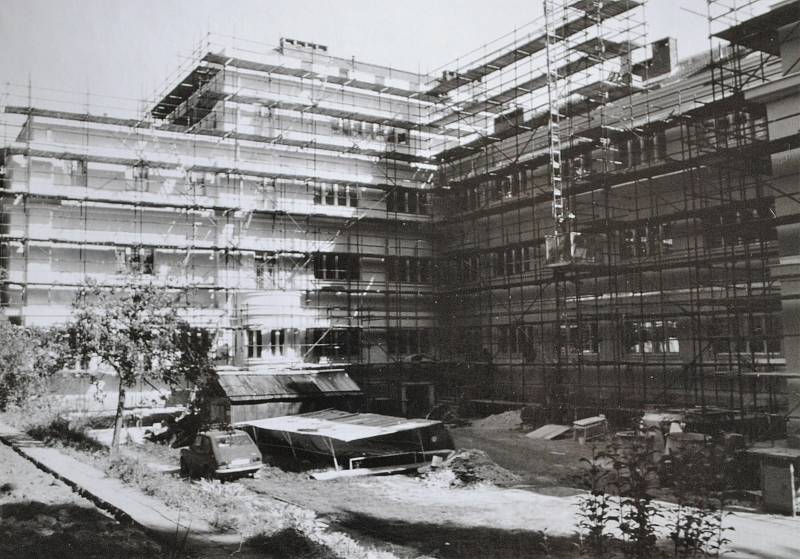 Český Krumlov v roce 1988. Oprava fasády ZŠ ve Fučíkově ulici.