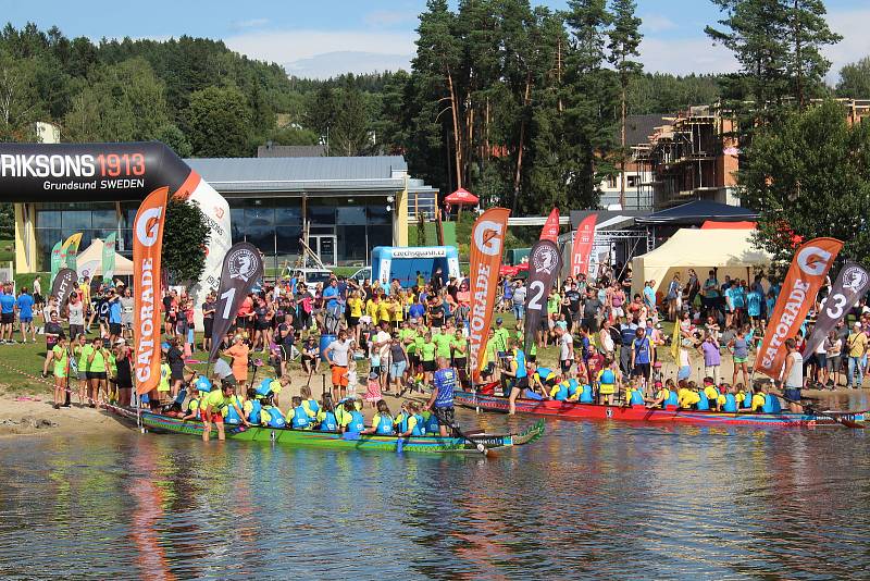 Lipno Sport Fest 2020 vyvrcholil závodem dračích lodí.