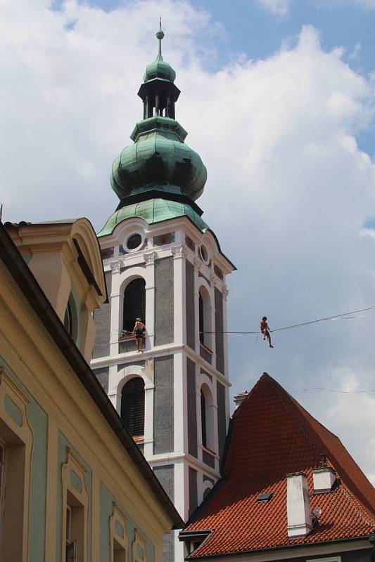 Novodobí provazochodci. V Krumlově se koná Festival highlinerů a slacklinerů.