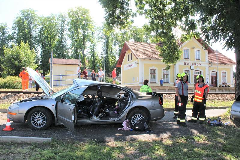 Pravděpodobně přehlédnutí výstražného světelného znamení bylo důvodem nehody osobního automobilu a osobního vlaku na železničním přejezdu v Holubově.