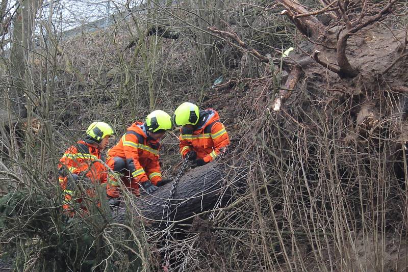 Drážní hasiči likvidují škody na Těchorazu ve Vyšším Brodě na trati z Rybníka do Lipna nad Vltavou.