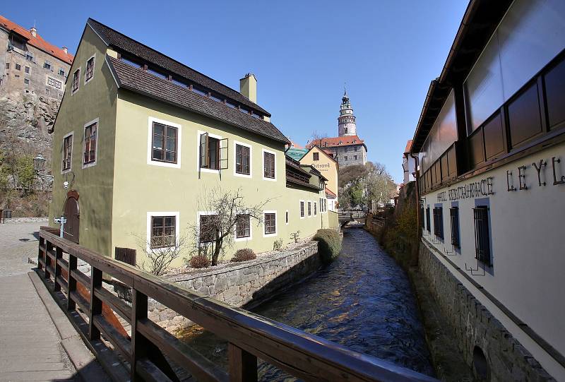 Celosvětová empidemie koronaviru vylidnila i centrum Českého Krumlova, které je běžně zaplaveno turisty.