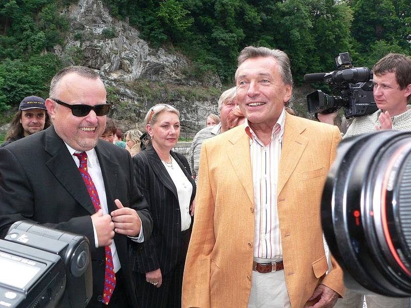 Karel Gott navštívil Český Krumlov 13. července 2005 za doprovodu celé řady známých osobností.