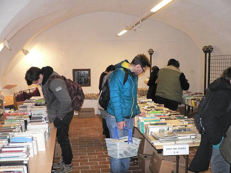 V pondělí se nahrnuli čtenáři do Městské galerie v Horní ulici 155, kde se celý týden koná výprodej knih a časopisů, které byly vyřazeny z fondu knihovny.