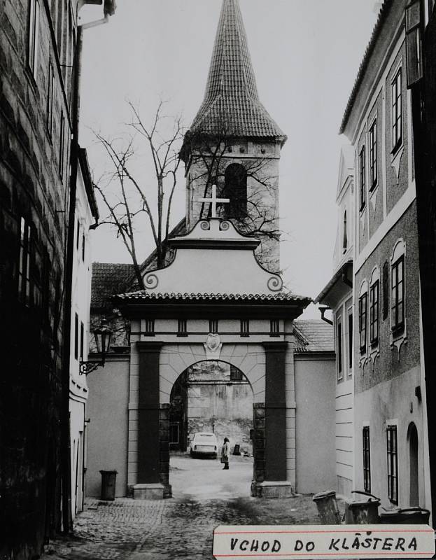 Český Krumlov v roce 1986. Vchod do kláštera.