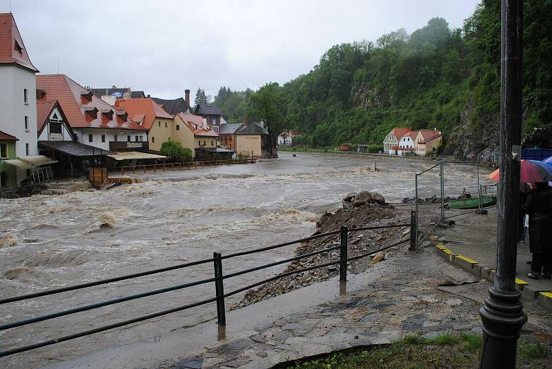 Povodně v Českém Krumlově v roce 2013. Ze břehů se vylila Polečnice, zahrozila i Vltava v centru. Pod vodou skončily hospodské zahrádky i auta.