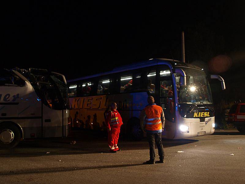 Nezraněné účastníky nehody z Rakouska odvezl do jejich domovů v pátek asi v půl desáté večer náhradní autobus.