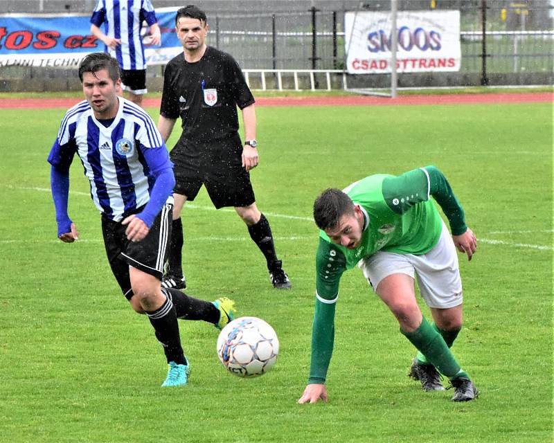 KP muži – 25. kolo: TJ Blatná (modrobílé dresy) – FK Slavoj Český Krumlov 1:3 (0:1).