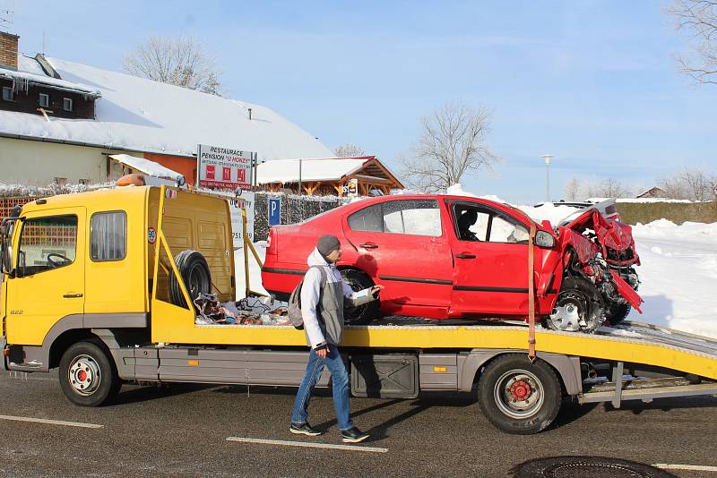 Osobní auto narazilo ve čtvrtek 7. února ráno do domu v Černé v Pošumaví.