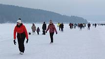 Tisíce lidí dorazily o víkendu zabruslit si na Lipno.