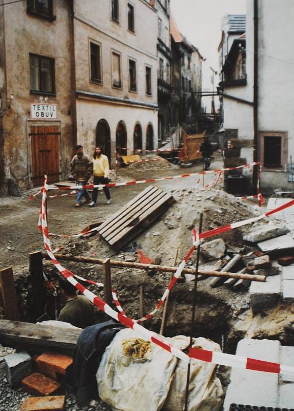 Český Krumlov v roce 1998. Výkopy před hotelem Dvořák v Radniční ulici.