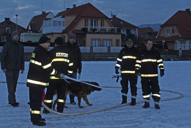 Krumlovští dobrovolní hasiči se snažili zkvalitnit led na rybníku Horní Brána.