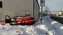 Osobní auto narazilo ve čtvrtek ráno do domu v Černé v Pošumaví.