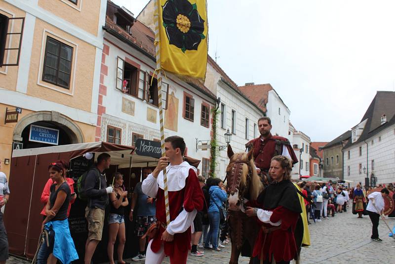 Krásnou podívanou opět návštěvníkům Krumlova připravil hlavní kostýmovaný průvod Slavností pětilisté růže.