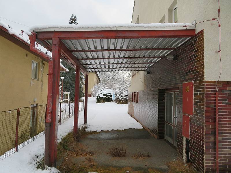 Kdysi vyhlášené plicní sanatorium na Českokrumlovsku nyní už více jak 15 let chátrá.