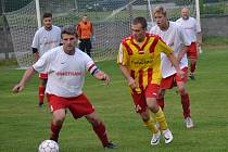 Select OP muži - 9. kolo: Sokol Křemže (bílé dresy) - Sokol Chvalšiny 2:1 (2:1).