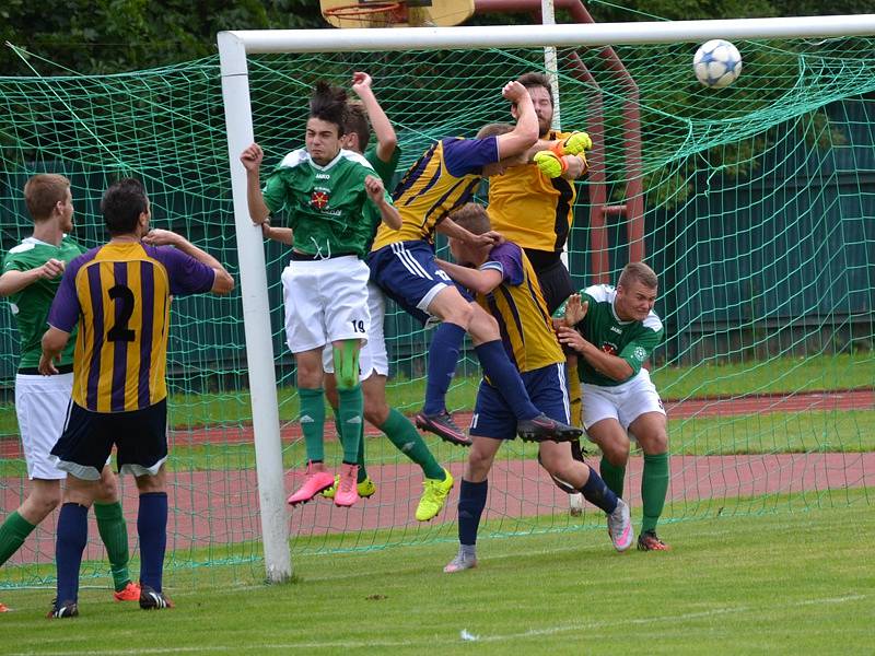 Česká divize (skupina A) - 1. kolo: FK Slavoj Český Krumlov (zelené dresy) - SK Senco Doubravka 0:1 (0:0).