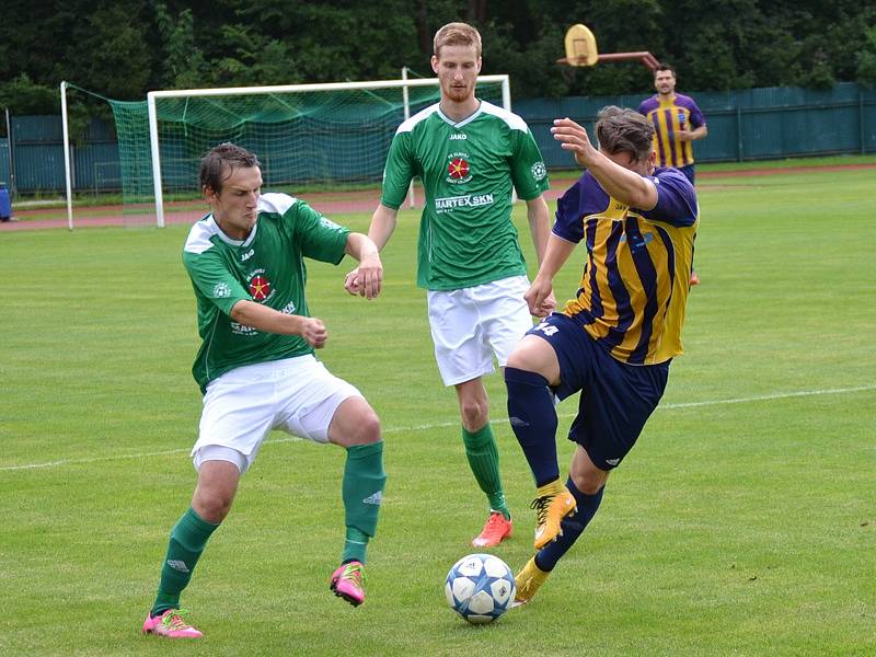 Česká divize (skupina A) - 1. kolo: FK Slavoj Český Krumlov (zelené dresy) - SK Senco Doubravka 0:1 (0:0).