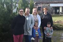 Olga Dončenko (vlevo) na svém statku pomohla už hodně ukrajinským uprchlíkům. Na snímku je s některými ze současných žen a dětí, které našly v penzionu útočiště.