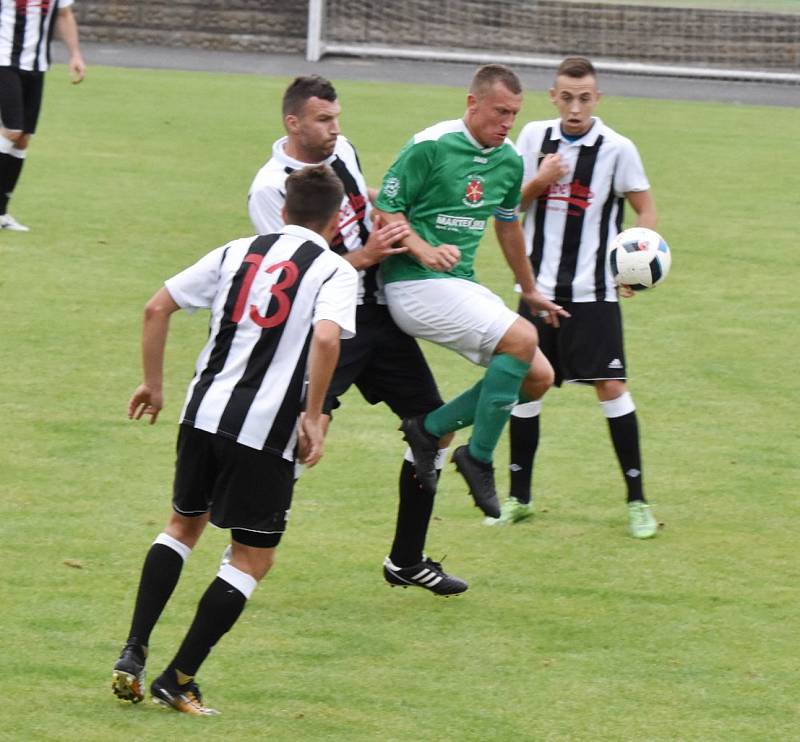 Fortuna divize A 2017/2018 - 1. kolo: MFK Dobříš (černobílé dresy) - FK Slavoj Český Krumlov 1:2 (0:1).