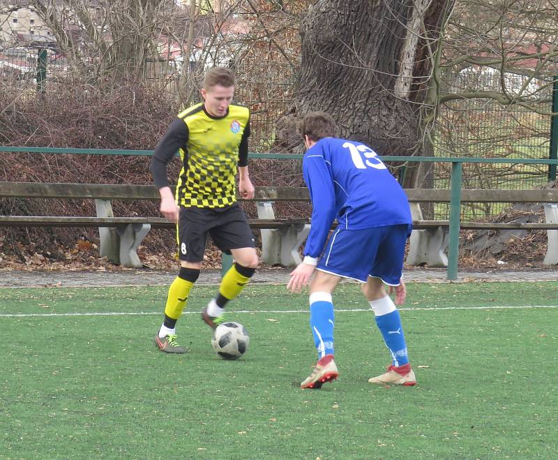 Hlubocká zimní liga – o 3. místo: FK Spartak Kaplice (žlutočerné dresy) – TJ Slavoj Hrdějovice 1:2 (1:0).