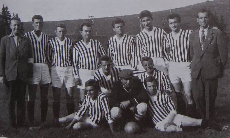 Fotbal v Kaplici píše stoletou historii. Tým z let 1960-62.