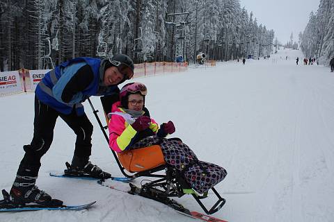 Mezinárodní zimní hry pro handicapovanou mládež v lipenském ski areálu. Adam a Karolína Kromkovi z Táborska.
