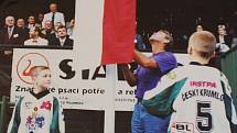 Český Krumlov v roce 1999. Mezinárodní hry školní mládeže se konaly od 24. do 26. září. Vztyčení státní vlajky.
