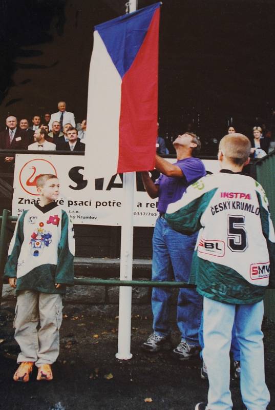Český Krumlov v roce 1999. Mezinárodní hry školní mládeže se konaly od 24. do 26. září. Vztyčení státní vlajky.