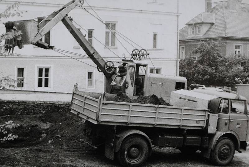 Stavba polikliniky na Špičáku.