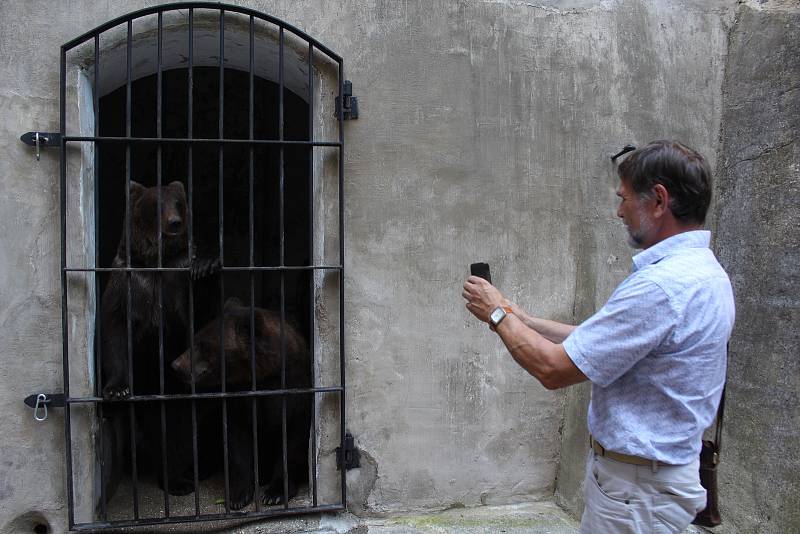 Na medvíďata se přijel podívat ministr životního prostředí Richard Brabec, ředitel ZOO Olomouc Radomír Habáň i dlouholetý medvědářův kamarád Václav Chaloupek.