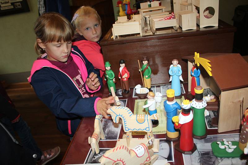Ukázka výroby dřevěných hraček v Museu Fotoateliér Seidel v Českém Krumlově.