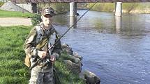 Ve Zlaté Koruně si k řece z domova zaběhl i jedenáctiletý Petr Novák. 