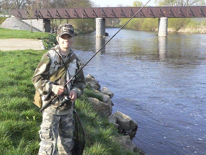 Ve Zlaté Koruně si k řece z domova zaběhl i jedenáctiletý Petr Novák. 