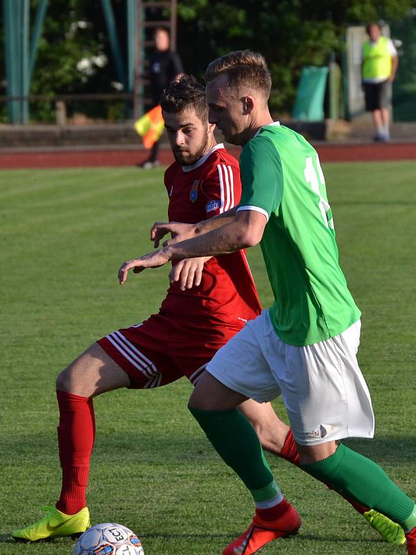 Ondrášovka KP – 30. kolo: FK Slavoj Český Krumlov (zelené dresy) – TJ Jiskra Třeboň 1:1 (0:1).