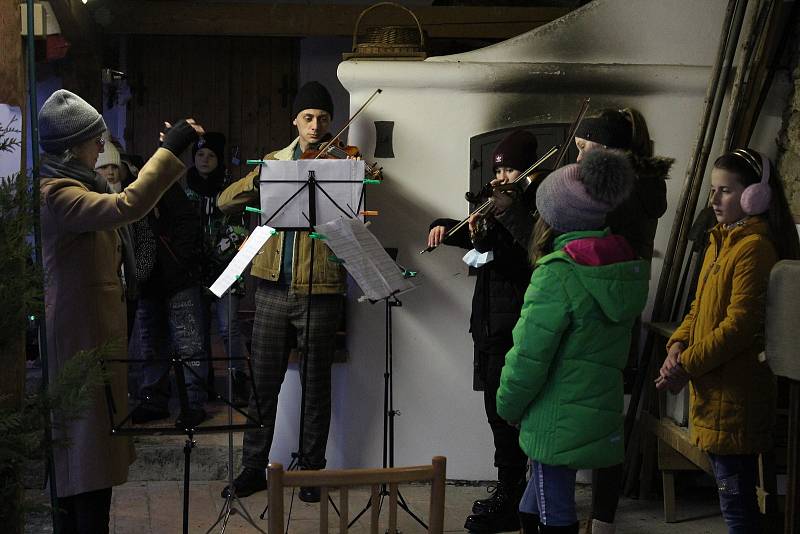 Tradiční Vánoční výstava v Kantůrkovci, včetně Rouhova betlému, začala.