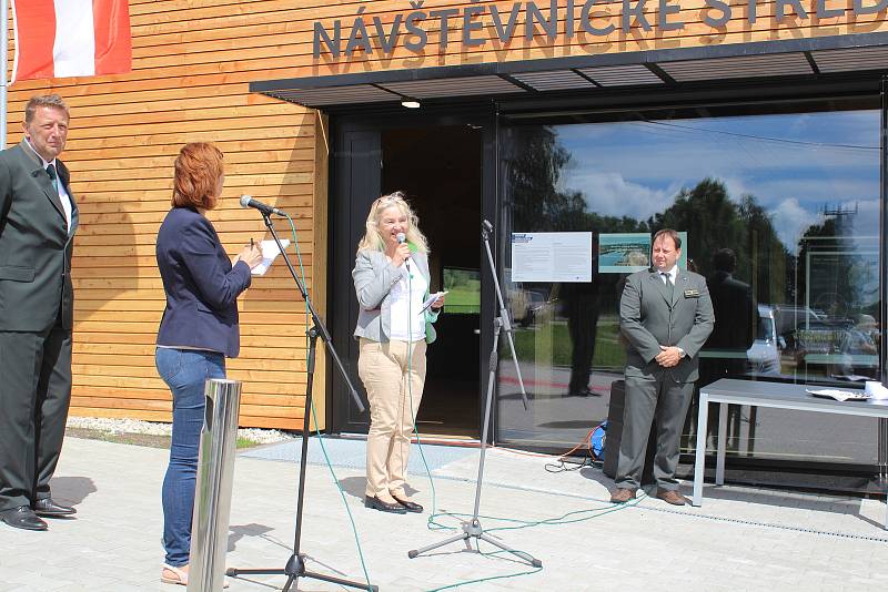 Vojenské lesy a statky ve čtvrtek slavnostně otevřely novou naučnou stezku a návštěvnické centrum Olšina.