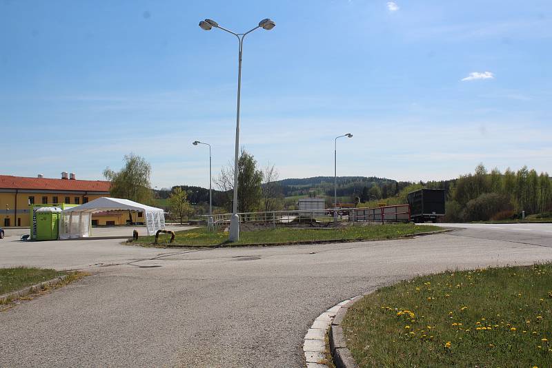 Stan na odběry v Dolní Dvořišti stojí, je na parkovišti před hraniční kontrolou směrem z Rakouska.