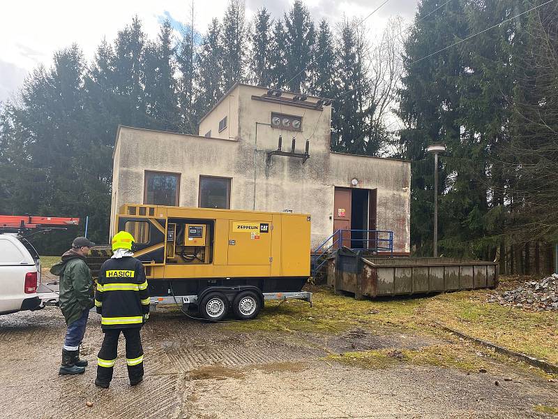 Pracovníci EO.Nu museli na s pomocí jednotky SDH Velešín náhradní zdroj (elektrocentrálu) napojit velešínskou čistírnu odpadních vod.