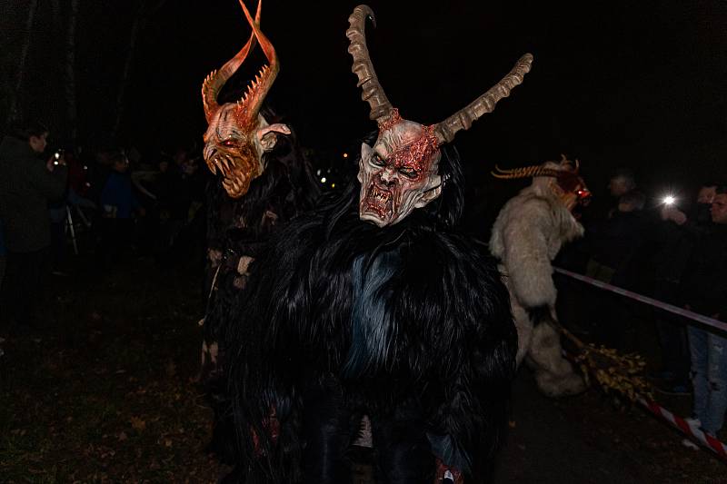 Krampusáci děsili svým zjevem ve Vyšším Brodě.