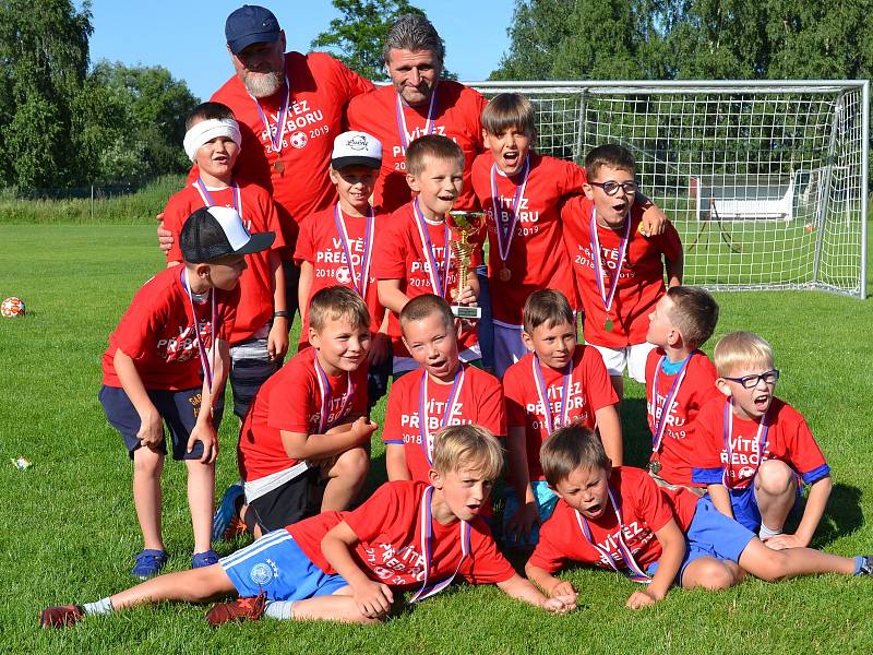 Trofej okresních přeborníků v kategorii mladších přípravek vybojovali v sezoně 2018/19 benjamínci společenství Sokola Křemže a SK Holubov.